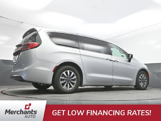 Used 2024 Chrysler Pacifica Limited FWD image 28