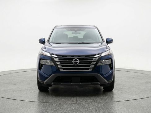 Used 2025 Nissan Rogue SV image 2