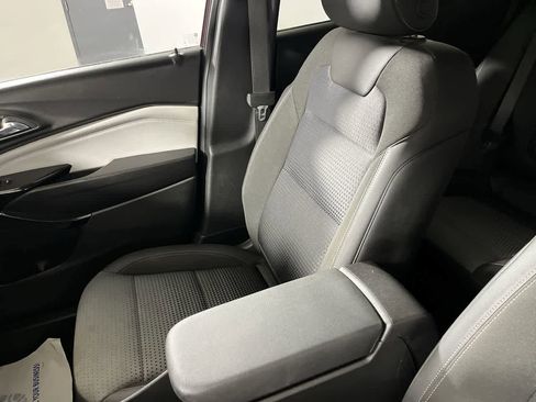 Used 2025 Chevrolet Trax LT w/ LT Convenience Package image 26