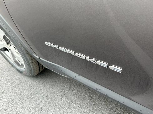 Used 2019 Jeep Cherokee Limited AWD/4WD image 12