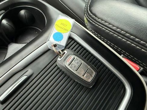 Used 2023 Chrysler Pacifica Touring-L FWD image 28