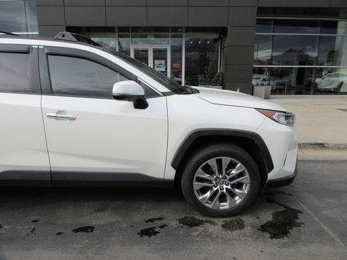 Used 2019 Toyota RAV4 Limited image 11