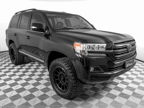 Used 2017 Toyota Land Cruiser image 3