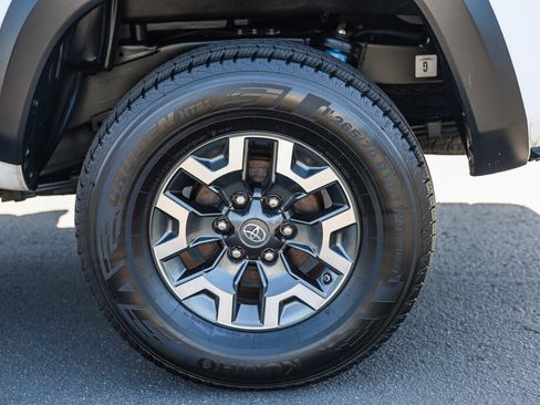 Certified 2018 Toyota Tacoma TRD Off-Road w/ Technology Package AWD/4WD image 27