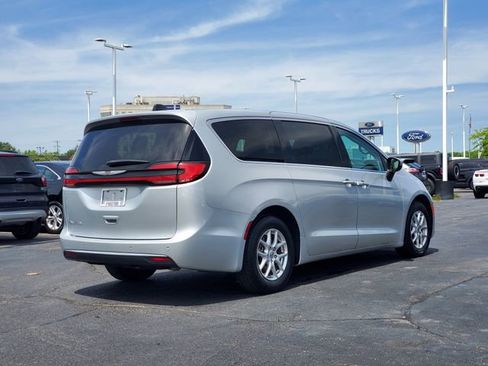 Used 2023 Chrysler Pacifica Touring-L FWD image 2