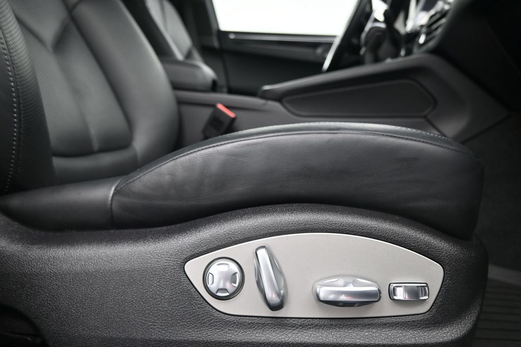 Certified 2024 Porsche Macan Turbo AWD/4WD image 15