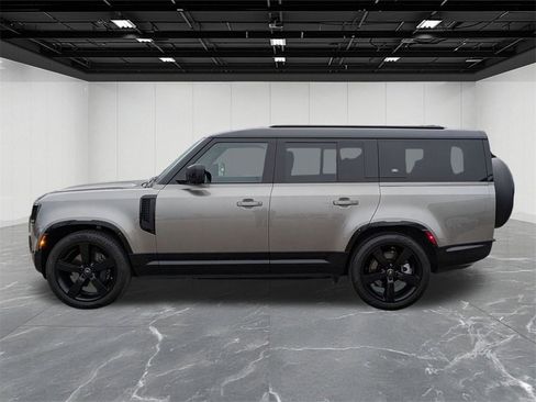 Used 2023 Land Rover Defender 130 X-Dynamic SE image 2