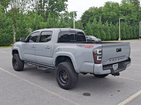 Used 2019 Toyota Tacoma TRD Sport w/ Four Season Floor Mat Package AWD/4WD image 6