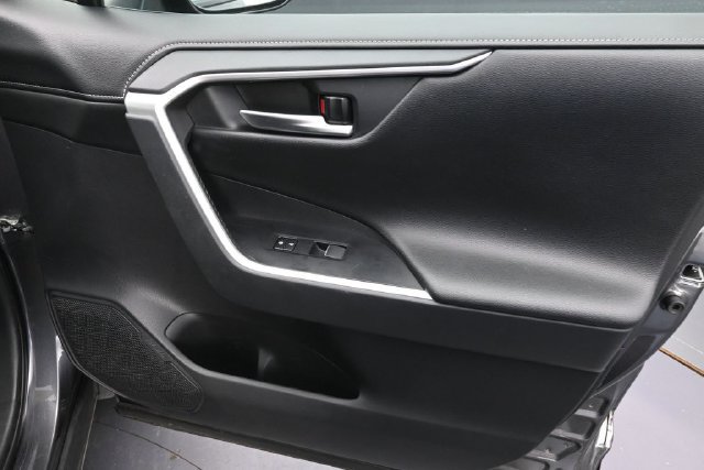 Used 2019 Toyota RAV4 Limited FWD image 32