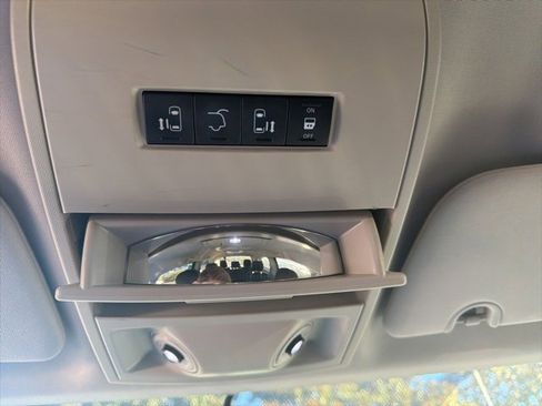 Used 2014 Chrysler Town & Country Touring image 30
