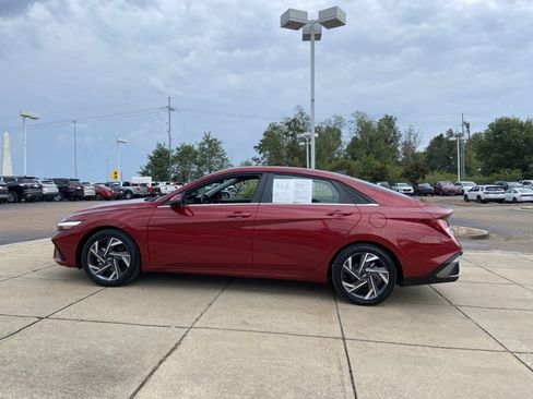 Used 2025 Hyundai Elantra Limited FWD image 7