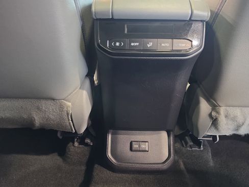 Used 2023 Toyota Highlander XLE AWD/4WD image 33