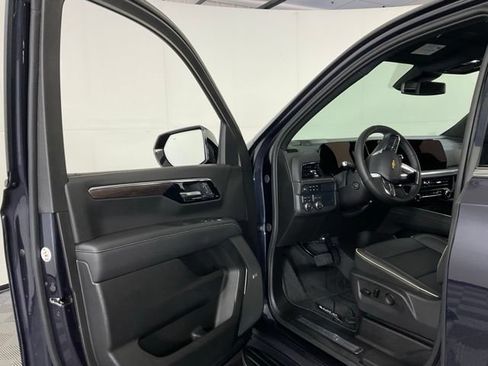Used 2025 Chevrolet Suburban Premier AWD/4WD image 25