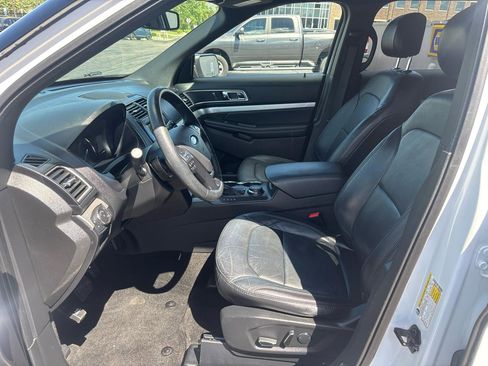 Used 2017 Ford Explorer XLT w/ Equipment Group 202A AWD/4WD image 10