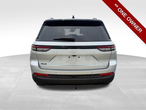 Used 2024 Jeep Grand Cherokee Altitude AWD/4WD image 4
