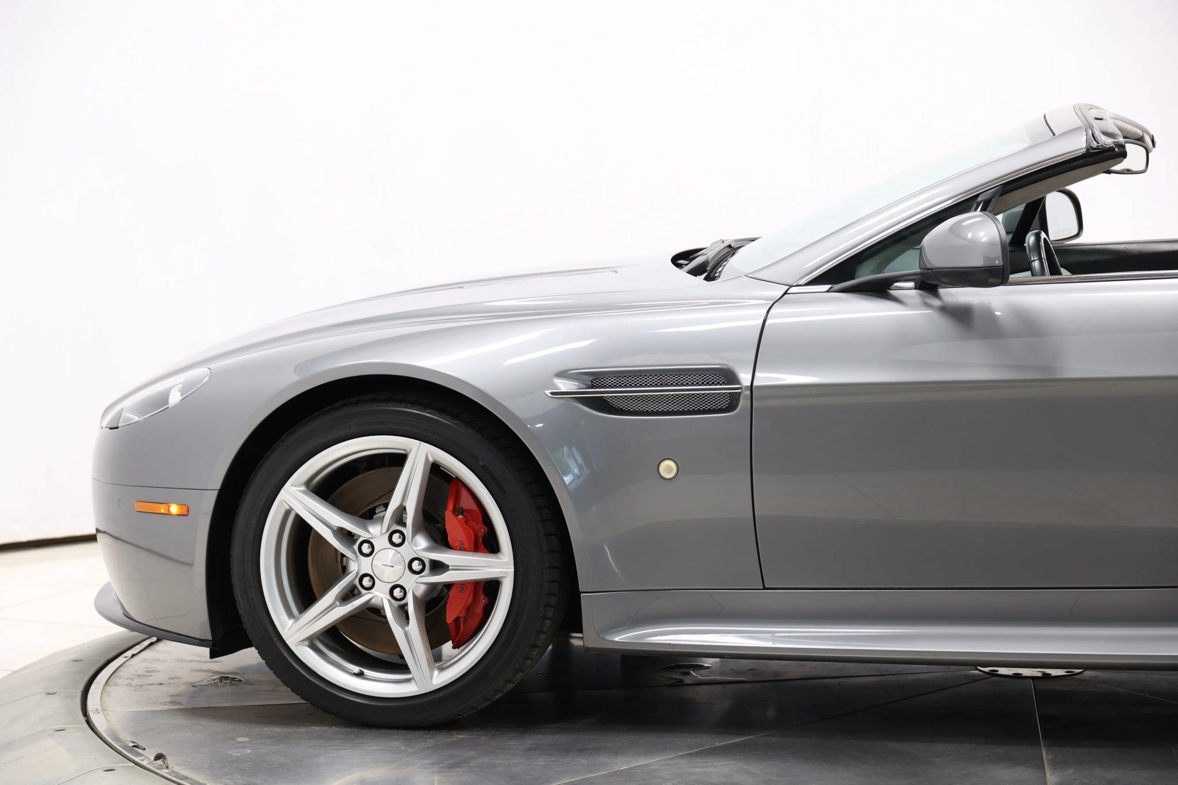 Used 2016 Aston Martin V8 Vantage S RWD image 9