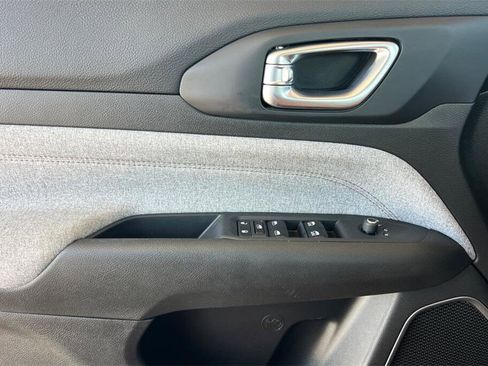 Used 2024 Jeep Compass Latitude image 11