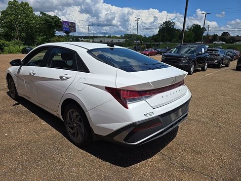 Used 2024 Hyundai Elantra SEL FWD image 5