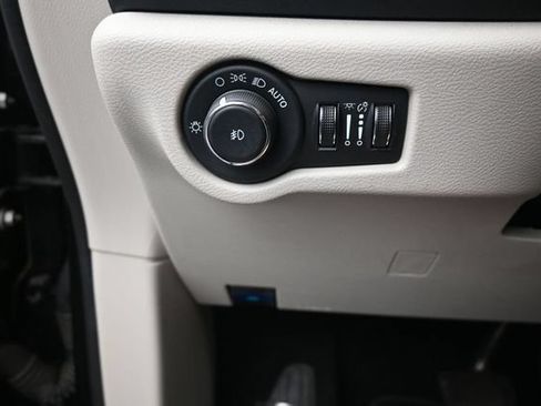 Used 2024 Chrysler Pacifica Touring-L FWD image 13