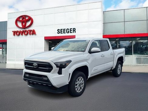 Used 2025 Toyota Tacoma SR5 AWD/4WD image 11
