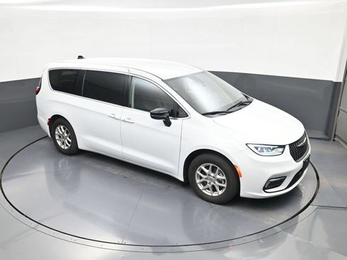 Used 2024 Chrysler Pacifica Touring-L FWD image 25