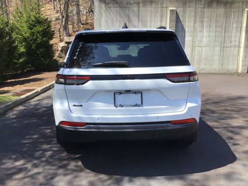 New 2026 Jeep Grand Cherokee Limited w/ Limited Altitude Package AWD/4WD image 6