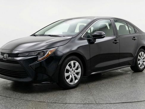 Used 2025 Toyota Corolla LE image 3