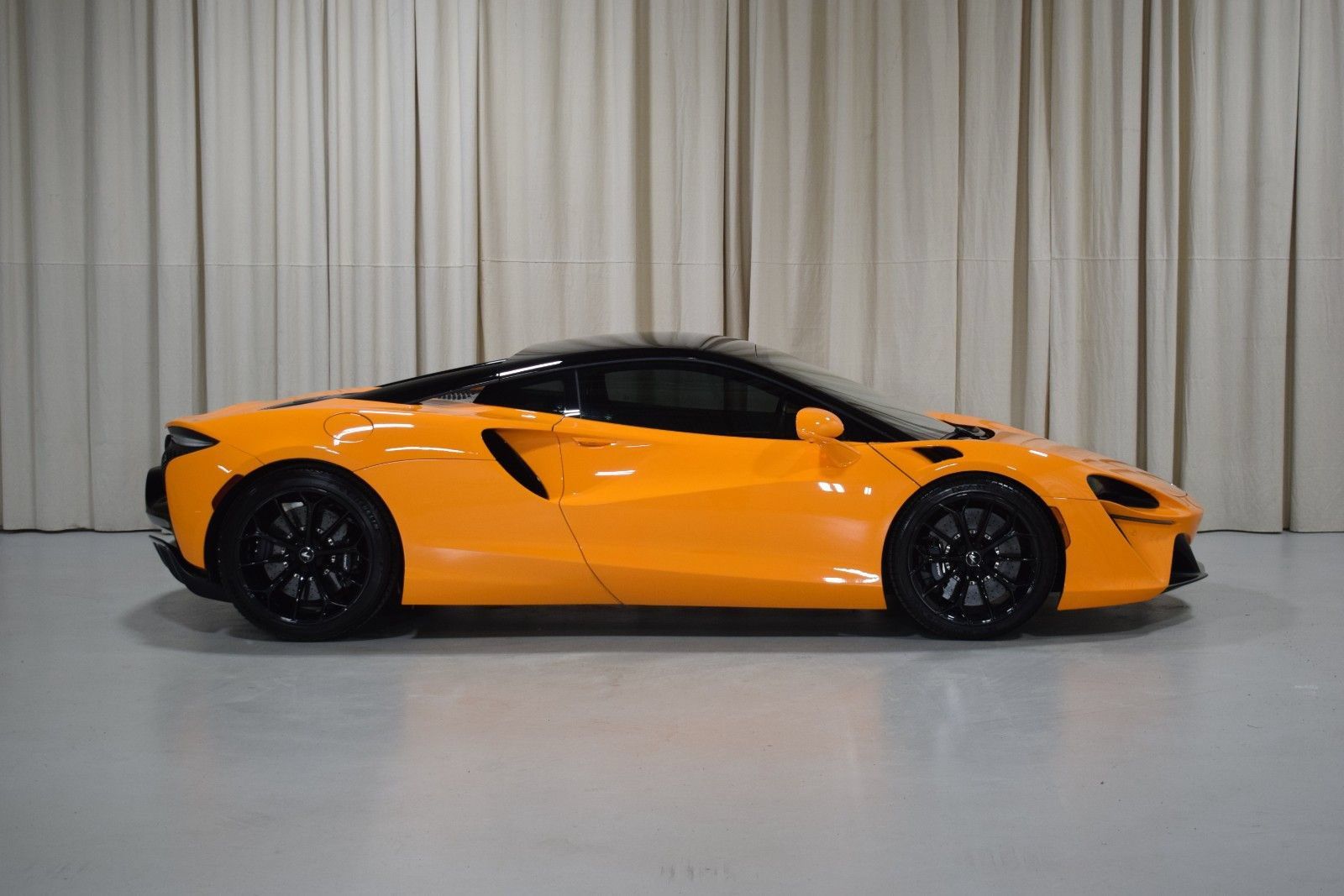 Used 2024 McLaren Artura RWD image 13