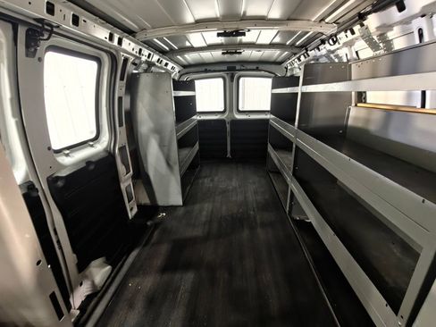 Used 2017 GMC Savana 2500 image 31
