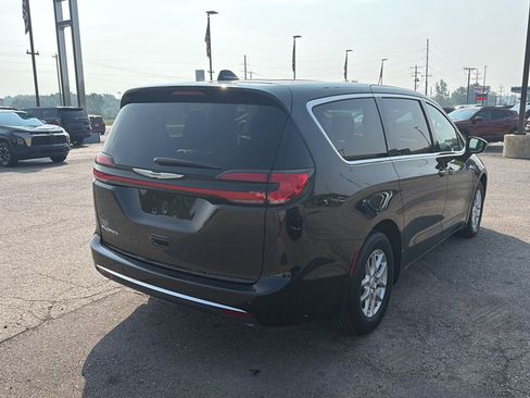 Used 2025 Chrysler Pacifica Select FWD image 4