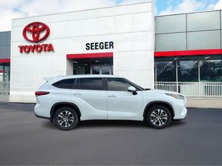 Used 2023 Toyota Highlander FWD video 2