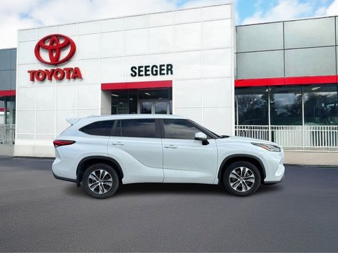 Used 2023 Toyota Highlander FWD image 2