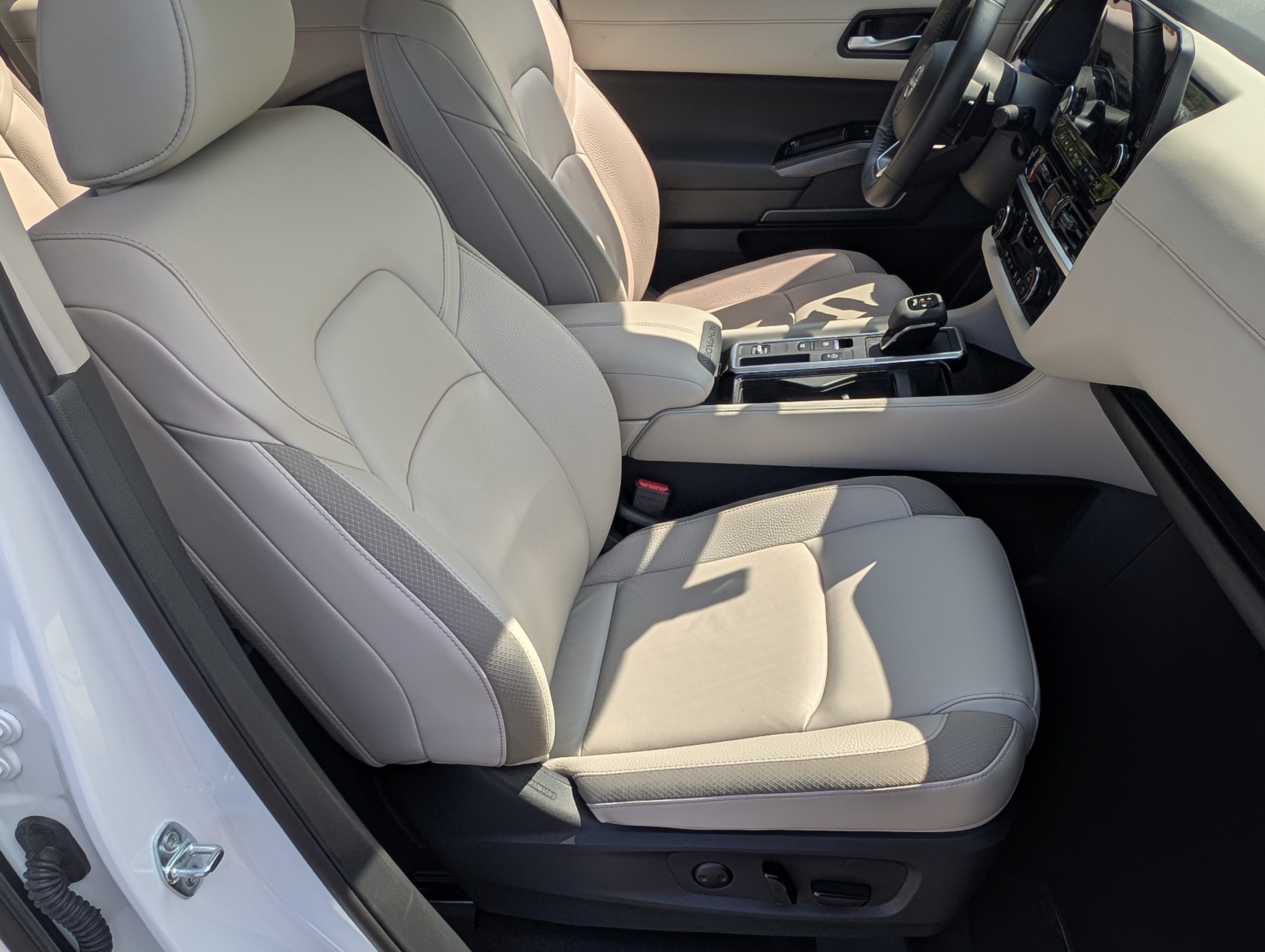 Used 2025 Nissan Pathfinder SL FWD image 21