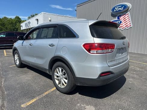 Used 2017 Kia Sorento AWD image 3