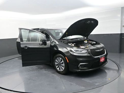 Used 2023 Chrysler Pacifica Touring-L FWD image 38