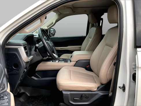 Used 2024 Ford Expedition XLT RWD image 8
