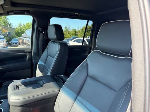 Used 2024 GMC Yukon XL SLT w/ SLT Luxury Package AWD/4WD image 9