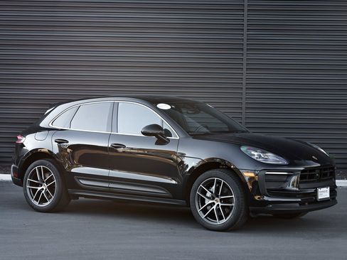 Certified 2024 Porsche Macan image 9