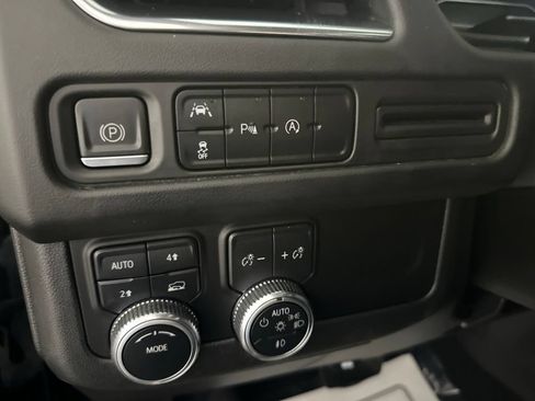 Used 2023 GMC Yukon SLT AWD/4WD image 16