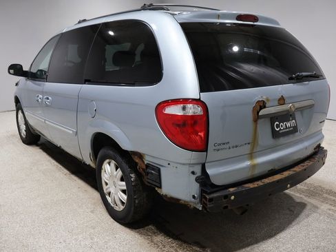 Used 2006 Chrysler Town & Country Touring image 4