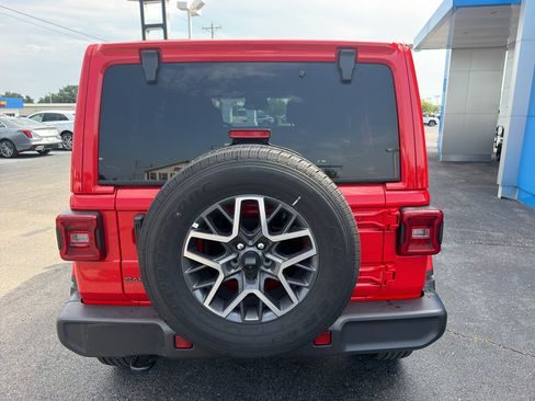 Used 2026 Jeep Wrangler Unlimited Sahara AWD/4WD image 5