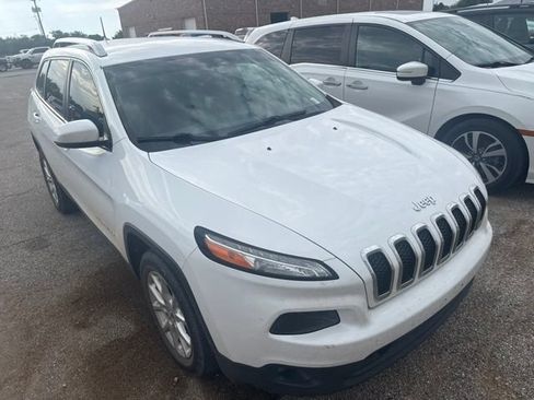 Used 2017 Jeep Cherokee Latitude w/ Safety/Convenience Group FWD image 3