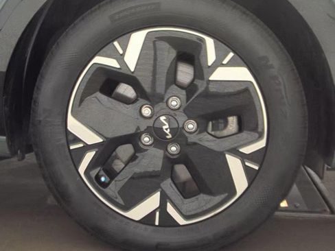 Certified 2024 Kia Niro Wind w/ Wind Preserve Package FWD image 9