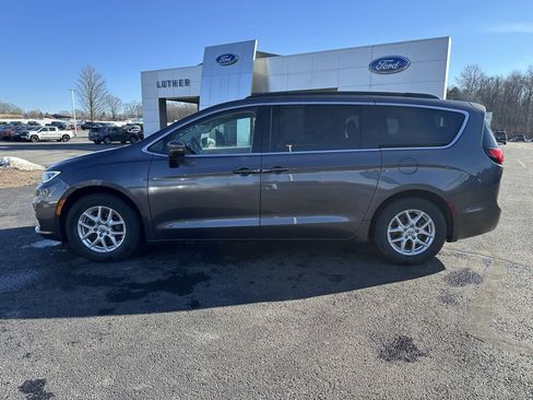 Used 2022 Chrysler Pacifica Touring-L image 2