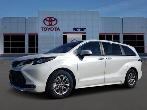 Used 2024 Toyota Sienna XLE FWD image 1