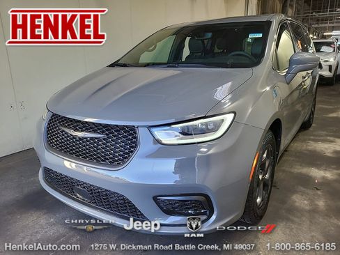 Used 2022 Chrysler Pacifica Touring-L w/ Uconnect Theater Family Group FWD image 1