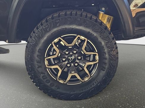 Used 2025 Chevrolet Colorado ZR2 w/ Technology Package AWD/4WD image 36
