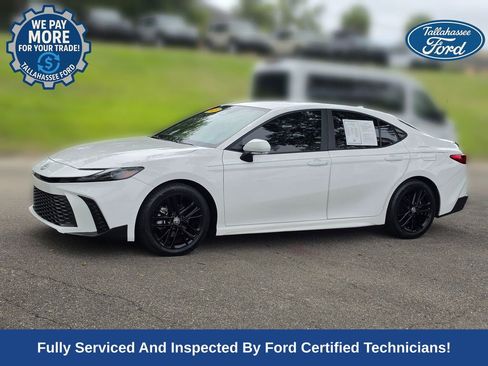 Used 2025 Toyota Camry SE FWD image 1