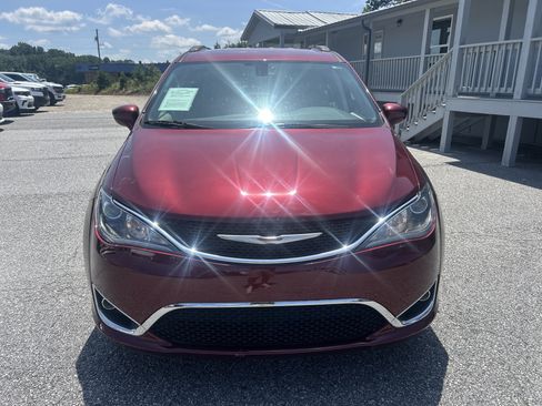 Used 2017 Chrysler Pacifica Touring-L FWD image 10