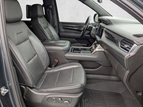 Used 2021 GMC Yukon XL Denali w/ Denali Premium Package image 17